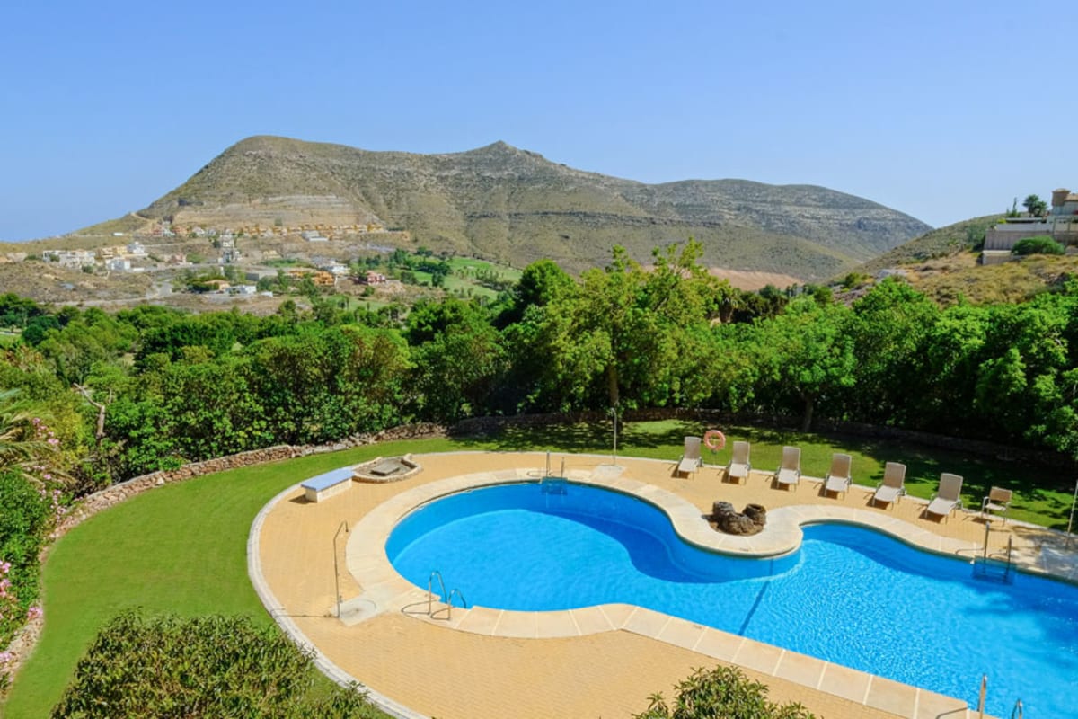 Piscina de resort y montañas junto a La Envía Golf