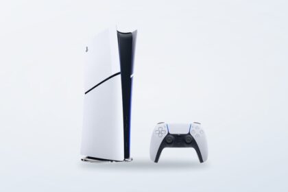 Sony PlayStation 5 Slim Digital Console auf hellem Hintergrund