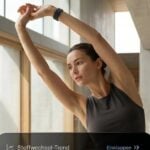 Frau beim Dehnen mit Fitnessarmband