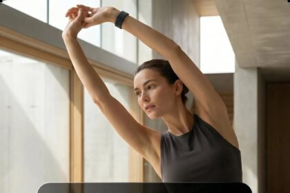 Frau beim Dehnen mit Fitnessarmband