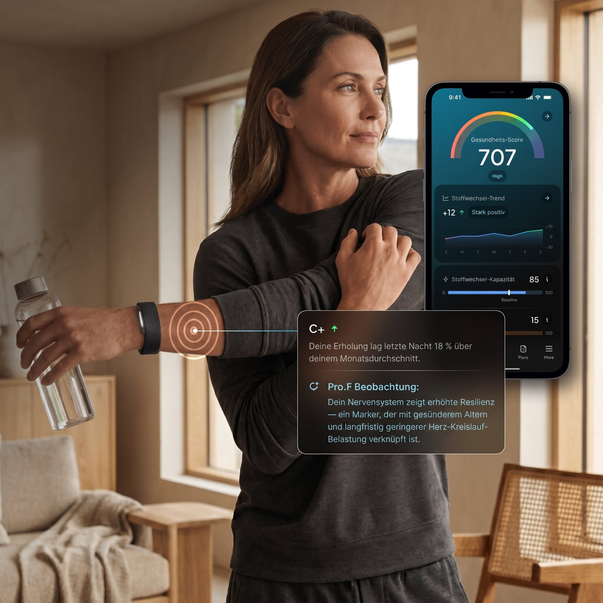 Person mit Hume Band 2.0 und Gesundheitsanzeige in einem hellen Raum