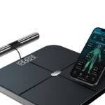 Hume Pod neben Smartphone mit Körperanalyse-Anzeige