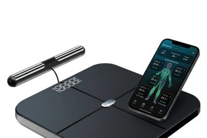 Hume Pod neben Smartphone mit Körperanalyse-Anzeige