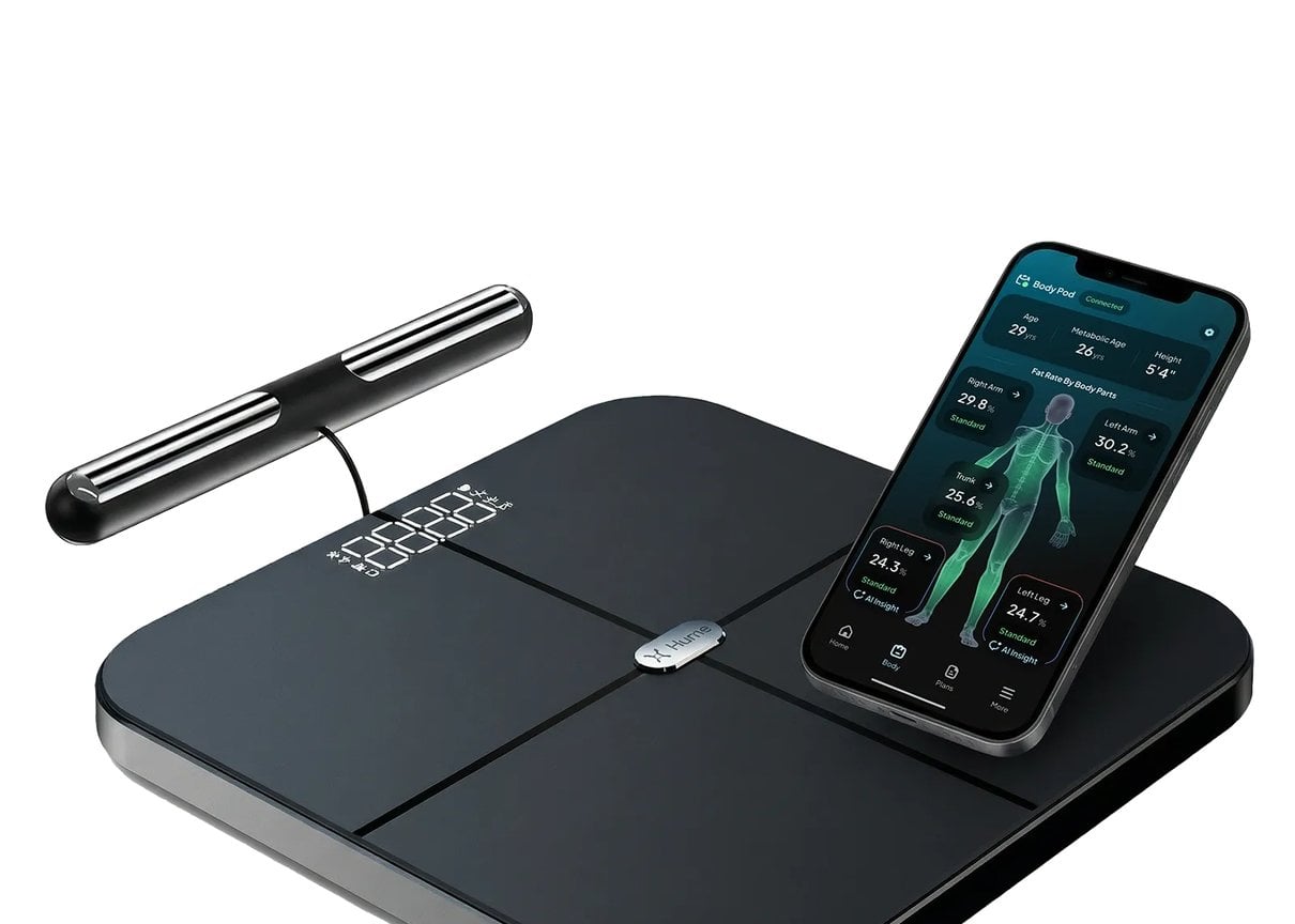Hume Pod neben Smartphone mit Körperanalyse-Anzeige