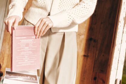 Lilysilk Kleidung in einer saisonalen Übergangsszene