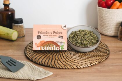 Menú cocinado de salmón de Natuka en su presentación
