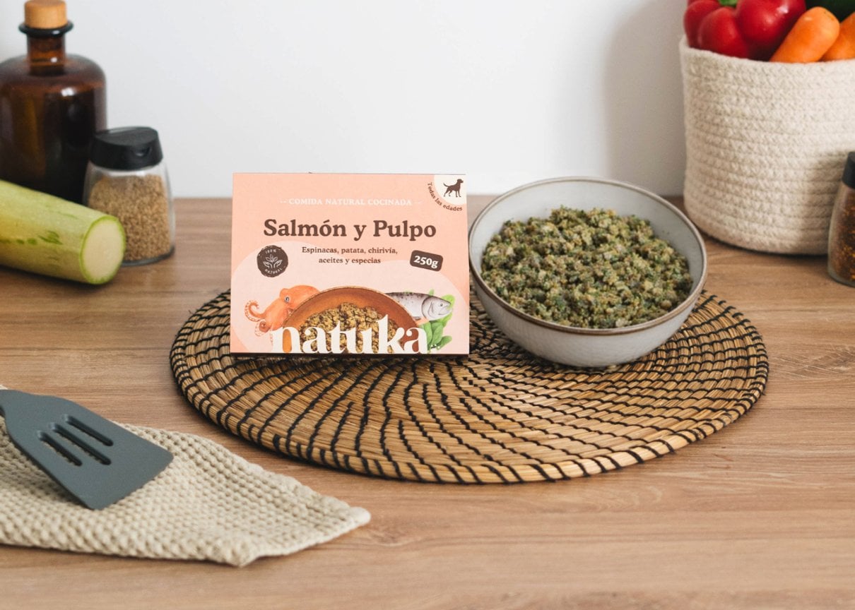 Menú cocinado de salmón de Natuka en su presentación