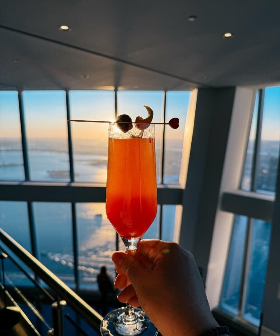Cocktail servi devant les fenêtres avec vue sur New York