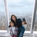 Famille observant New York depuis la plateforme