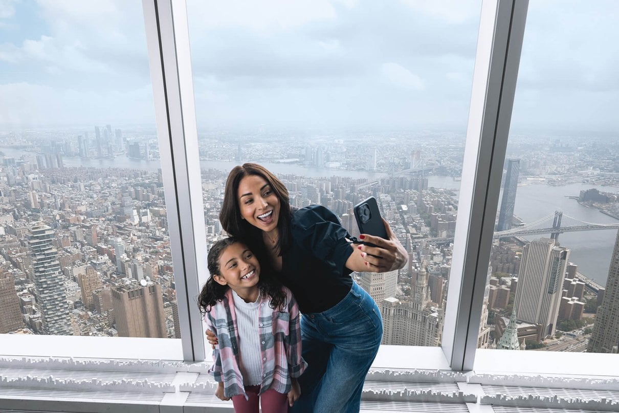 Famille observant New York depuis la plateforme