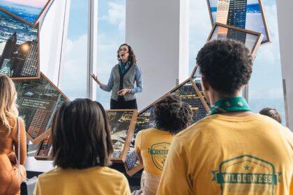 Grupo contemplando la ciudad desde One World Observatory