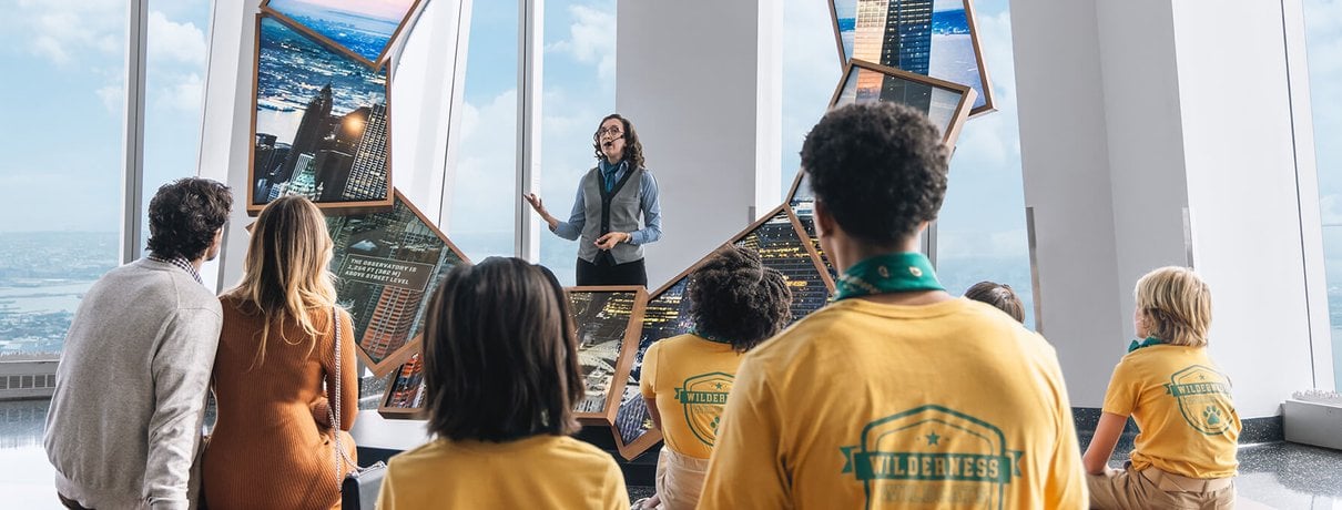 Grupo contemplando la ciudad desde One World Observatory