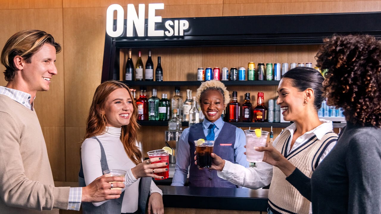 Ambiente de happy hour en ONE Dine