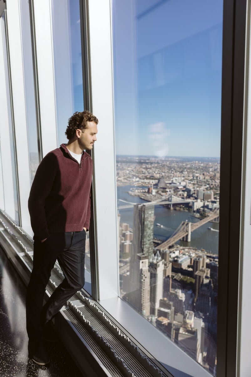 Homme observant la ville depuis l observatoire