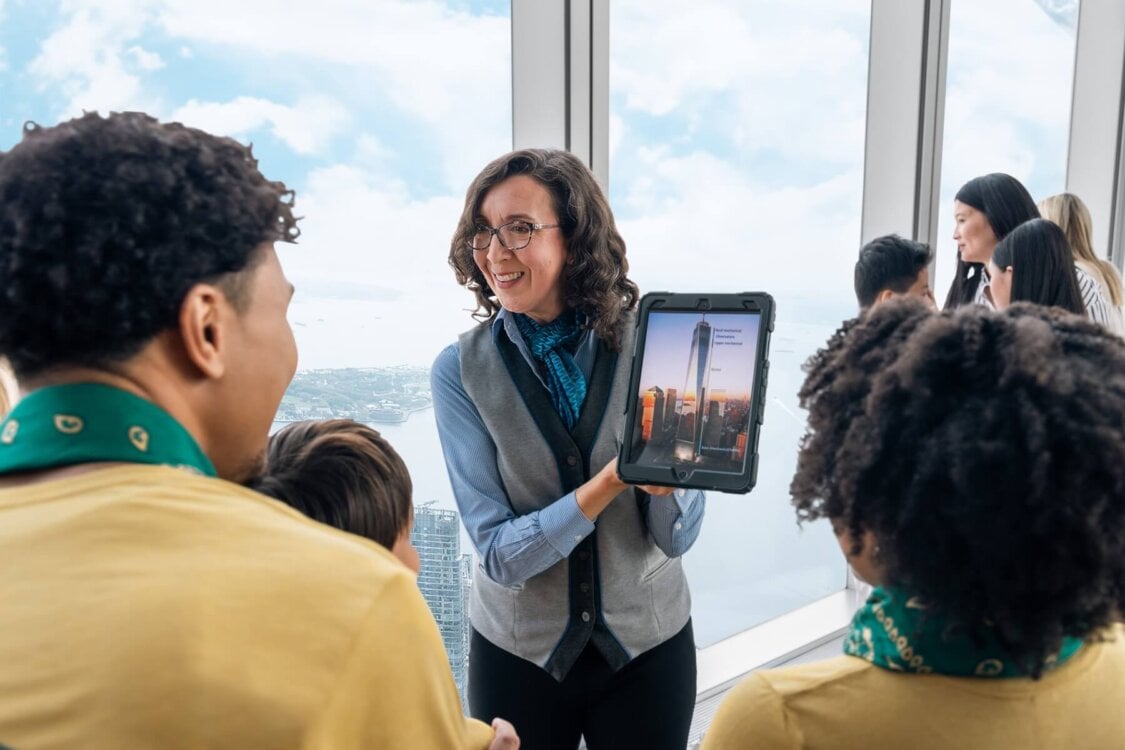 Guide accompagnant une visite de One World Observatory