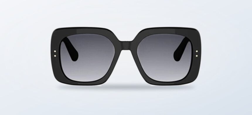 Lentes de sol negros de tamaño grande sobre fondo limpio