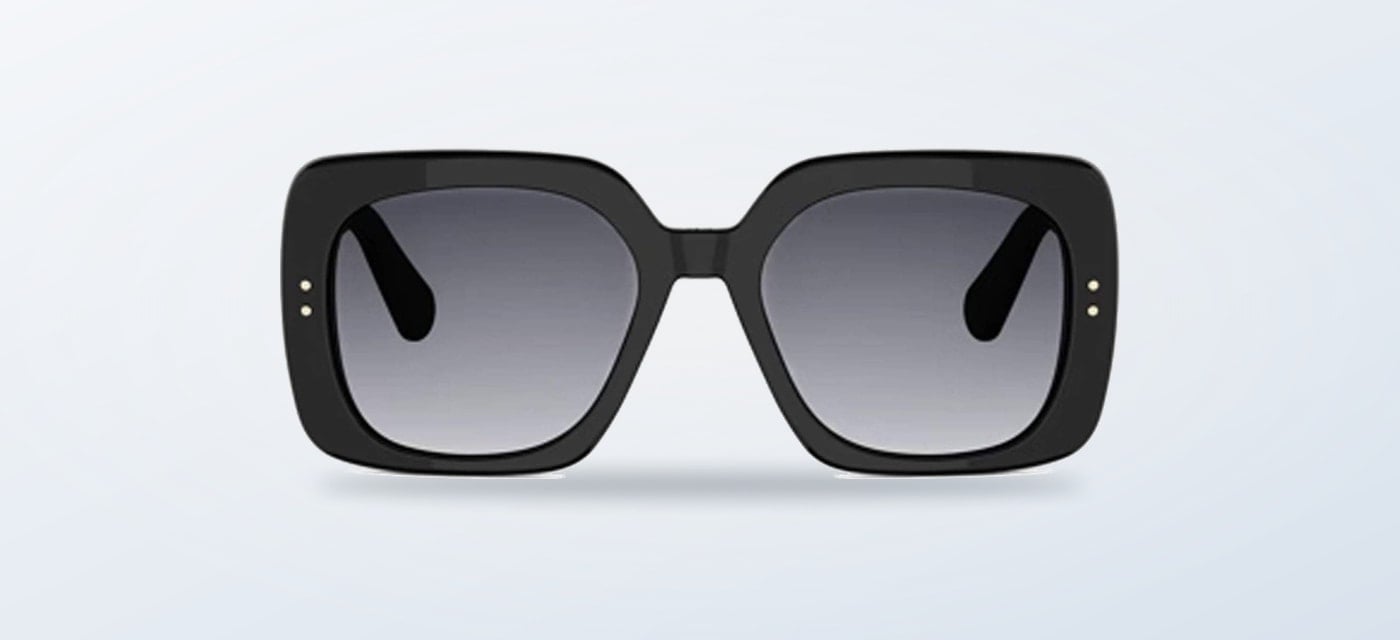 Lentes de sol negros de tamaño grande sobre fondo limpio