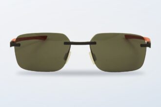 Lentes de Sol Tag Heuer ESSENTIAL negros sobre fondo claro