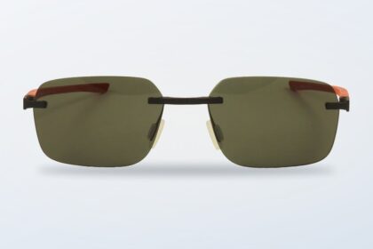 Lentes de Sol Tag Heuer ESSENTIAL negros sobre fondo claro