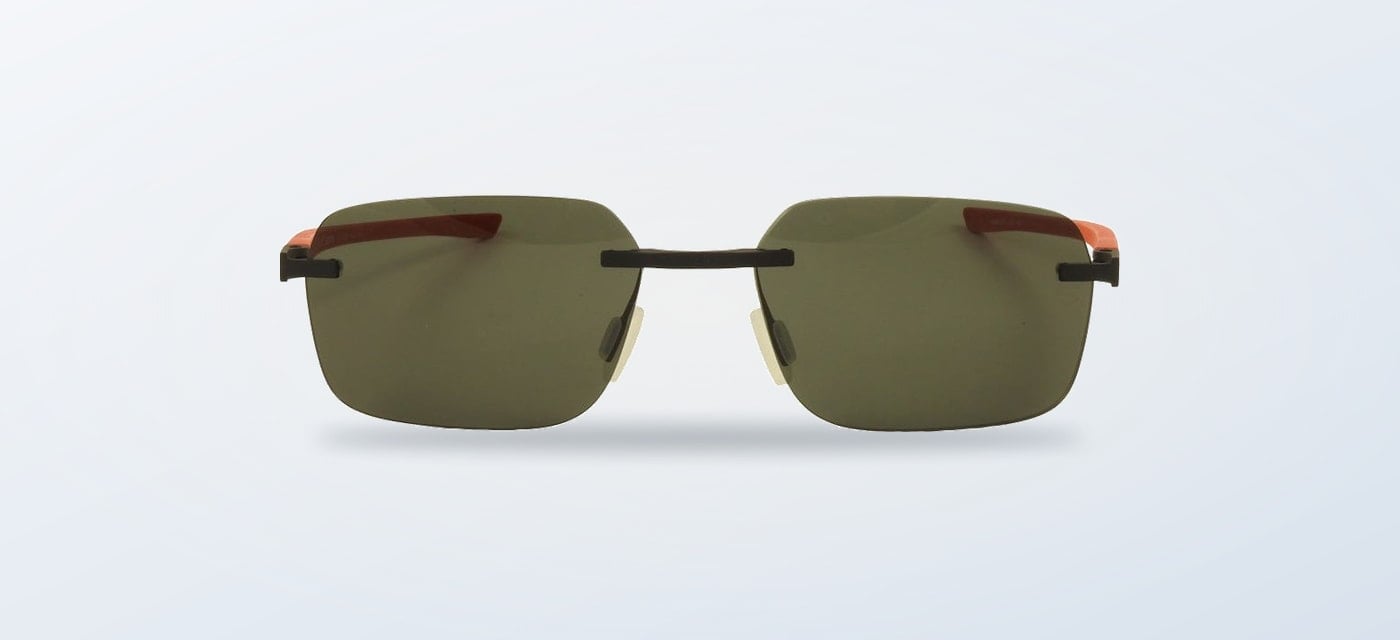Lentes de Sol Tag Heuer ESSENTIAL negros sobre fondo claro
