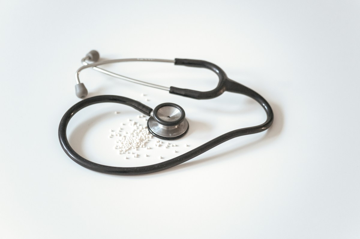 Pflegeprodukte und Gesundheitsartikel auf einem Regal