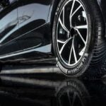 Nahaufnahme eines nassen Autoreifens am Fahrzeug