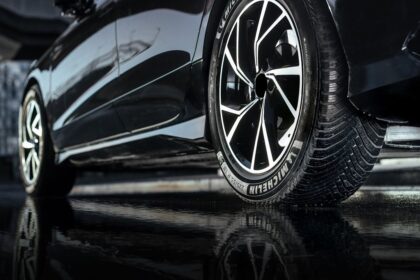 Nahaufnahme eines nassen Autoreifens am Fahrzeug