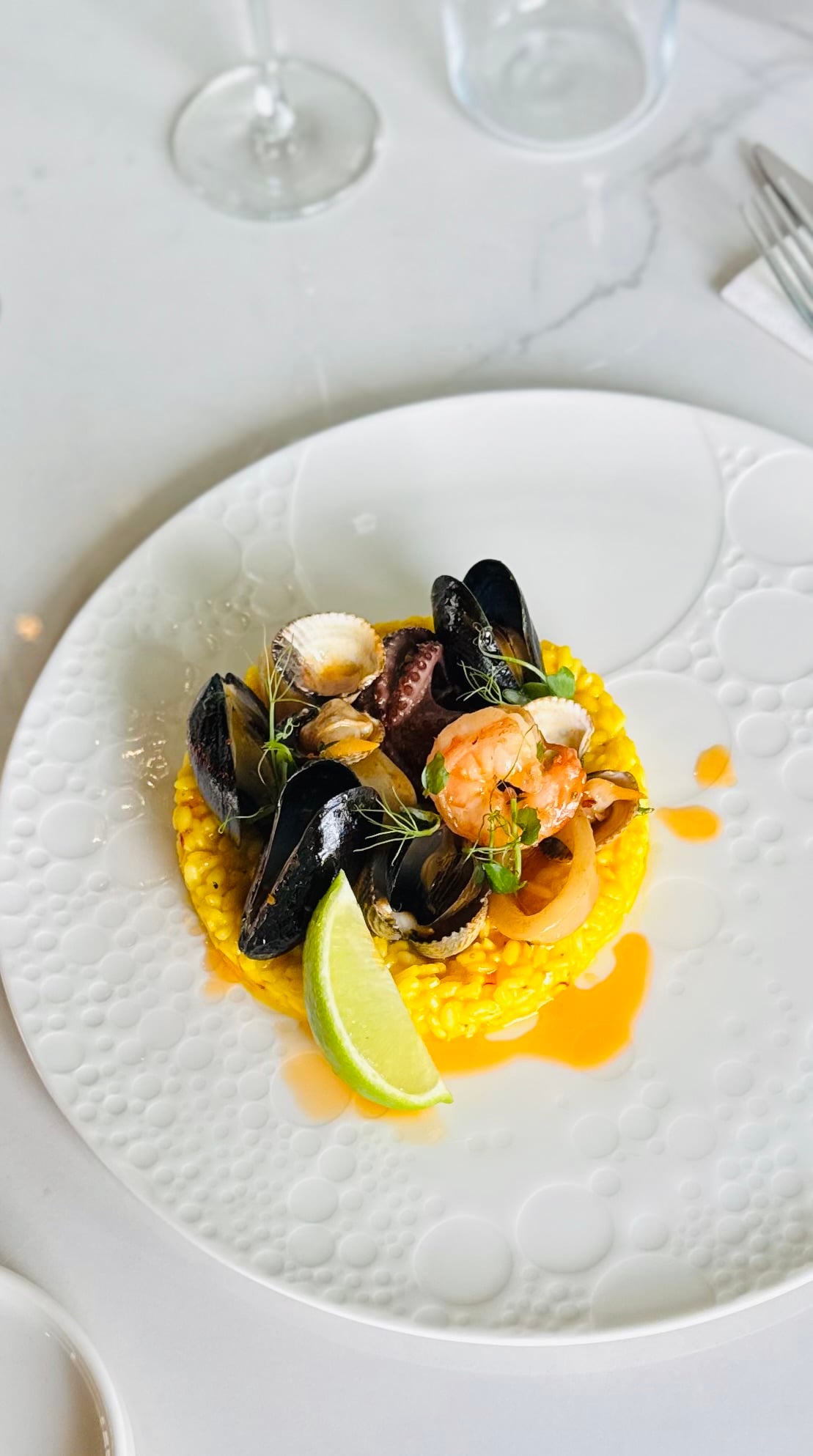 Szafranowe risotto z owocami morza