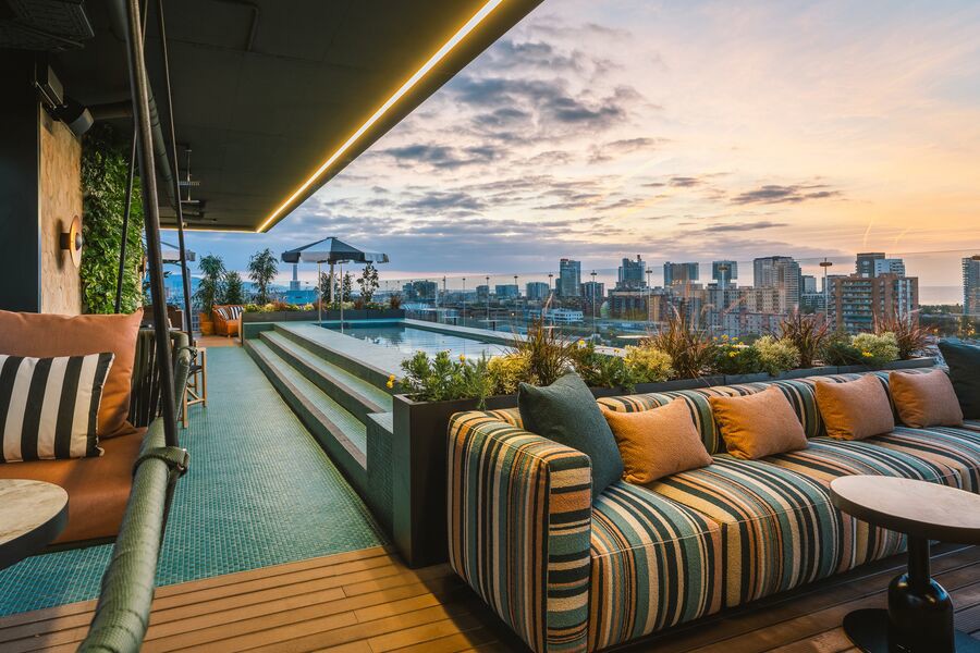 Terraza rooftop de The Social Hub en Barcelona con vistas urbanas