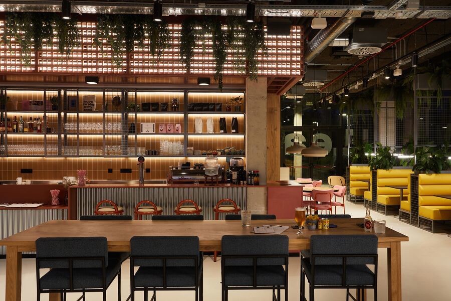Café coworking de The Social Hub en Barcelona con mesa comunal