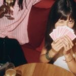 Amigos jugando a las cartas y compartiendo una copa en The Social Hub