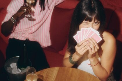 Amigos jugando a las cartas y compartiendo una copa en The Social Hub