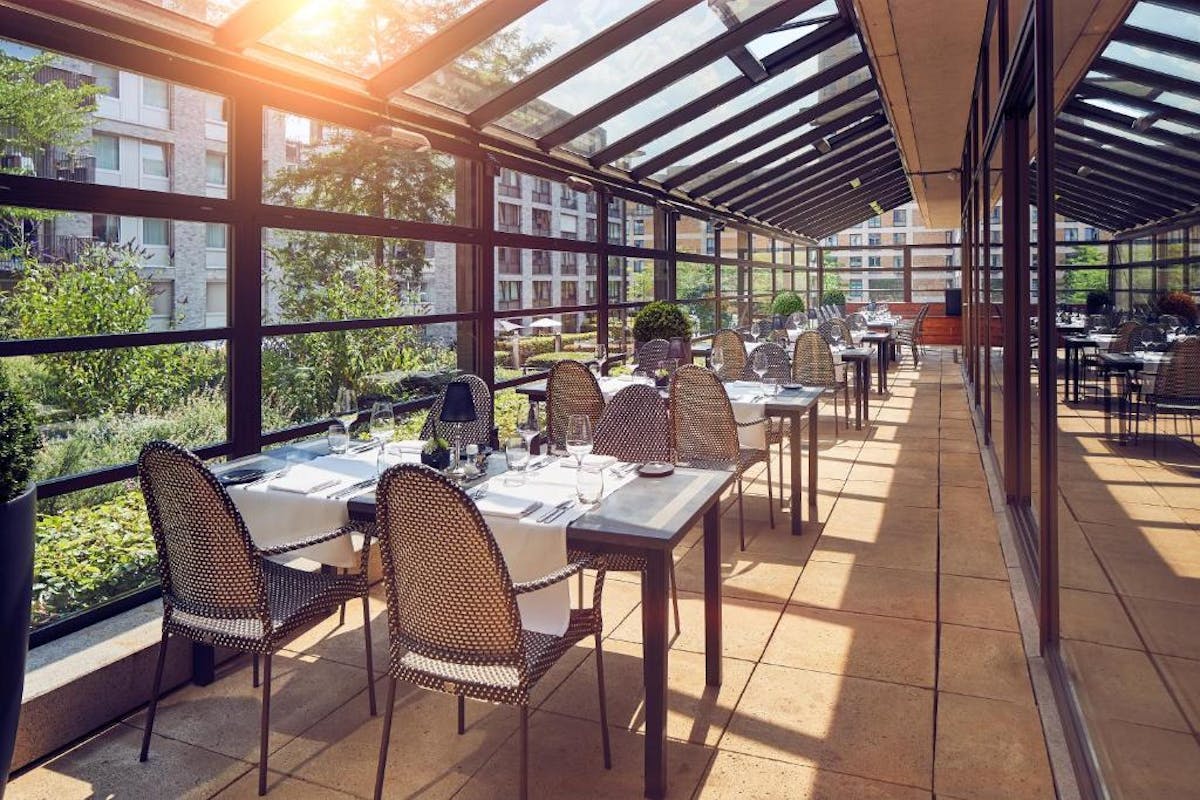 Restaurangterrass med glastak på WestCord Fashion Hotel Amsterdam