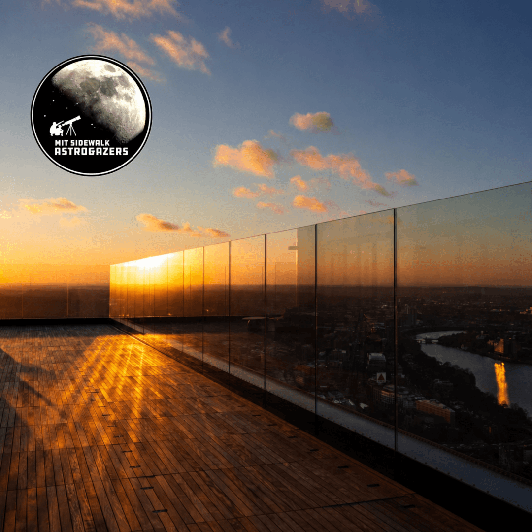 Terraza de Stratus Rooftop Bar con vistas urbanas de Boston