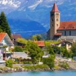 Villaggio alpino accanto a un lago