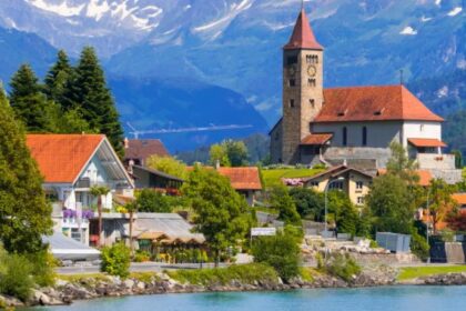Villaggio alpino accanto a un lago