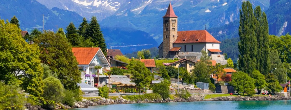 Villaggio alpino accanto a un lago
