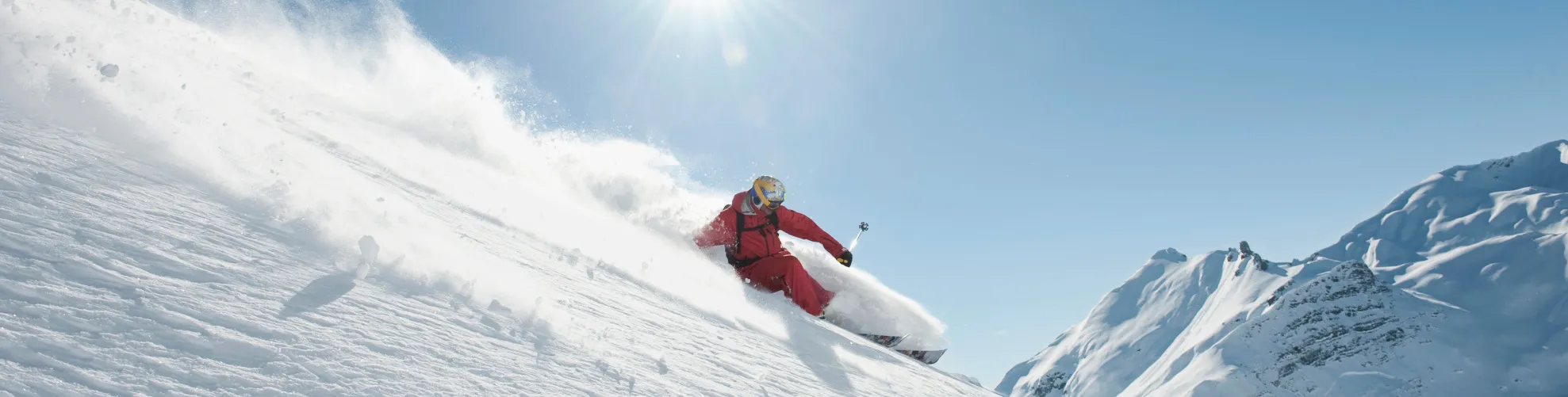 Sciatore sulle piste innevate di montagna