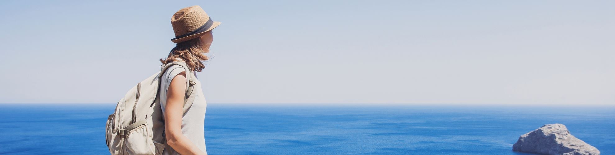 Viaggiatore che osserva il mare da un punto panoramico
