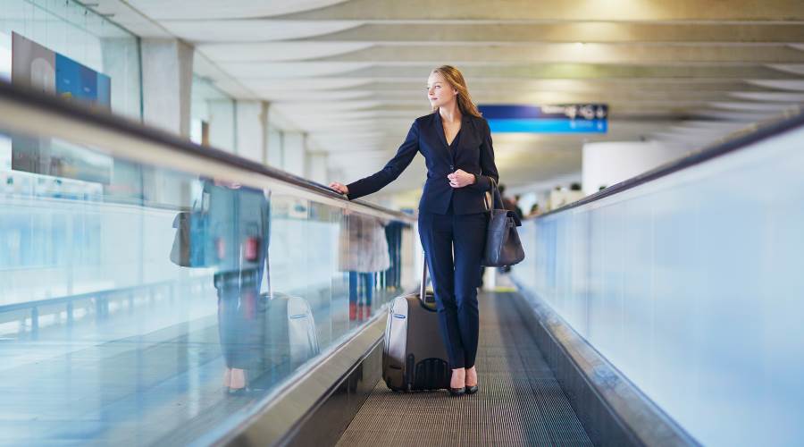 Viaggiatore con bagaglio per partenze frequenti