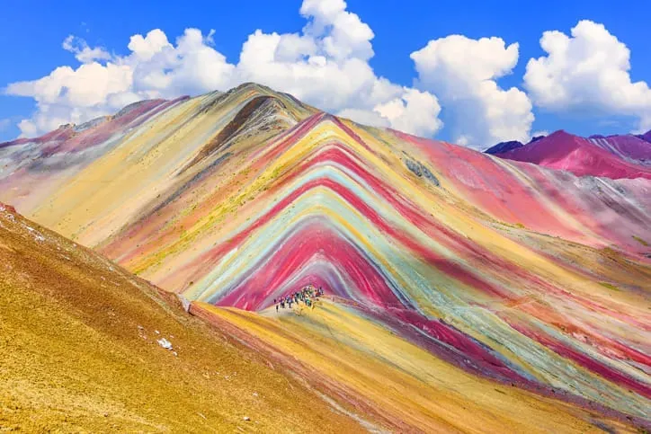 Montagne colorate in un paesaggio d’alta quota