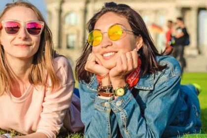 Studente con zaino in viaggio durante un soggiorno di studio