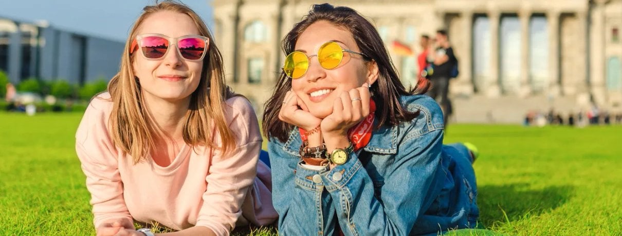 Studente con zaino in viaggio durante un soggiorno di studio
