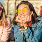 Due studentesse rilassate durante un soggiorno all’estero