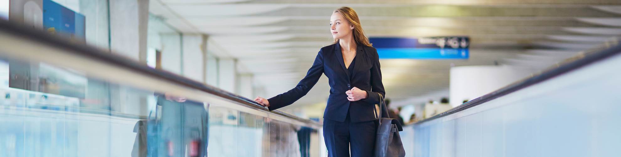 Viaggiatrice in partenza per più viaggi