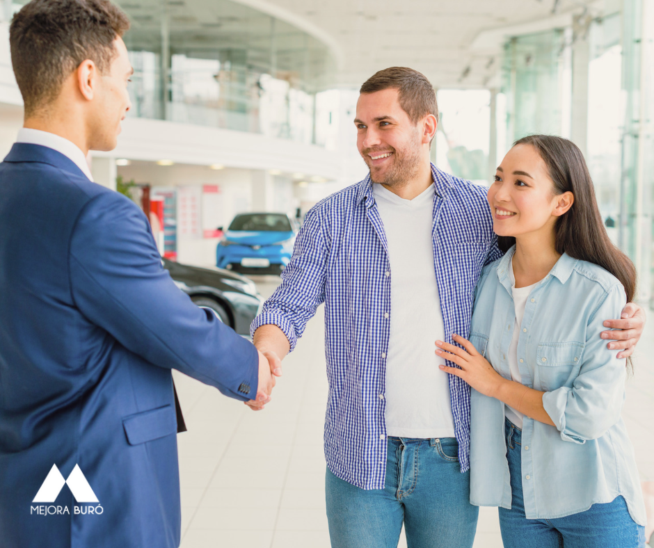 Decisión financiera relacionada con comprar un automóvil