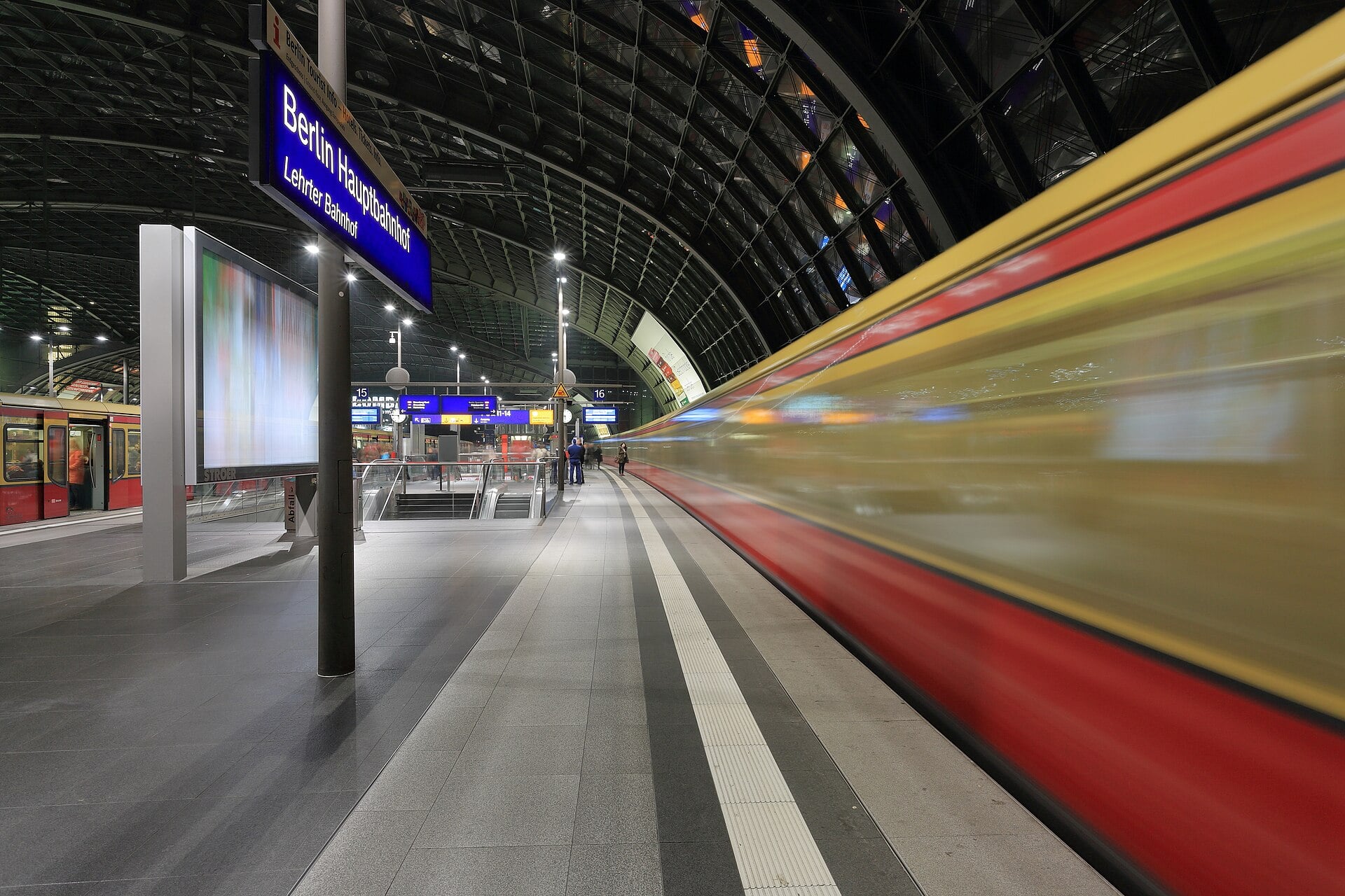 S-Bahn am Berliner Hauptbahnhof