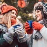 Zwei Frauen besuchen einen Weihnachtsmarkt