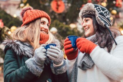 Zwei Frauen besuchen einen Weihnachtsmarkt