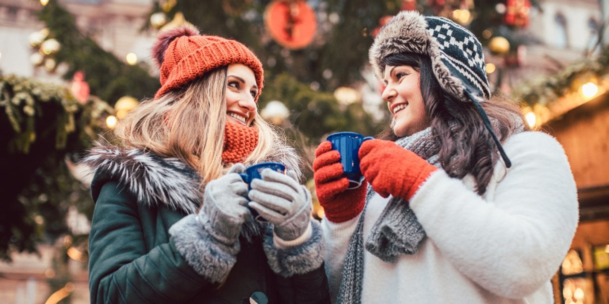 Zwei Frauen besuchen einen Weihnachtsmarkt